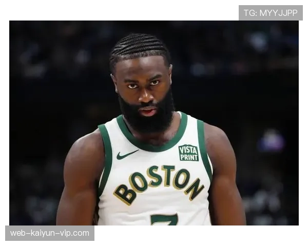 杰伦·布朗无球跑动效率提升，拉开侧翼进攻空间